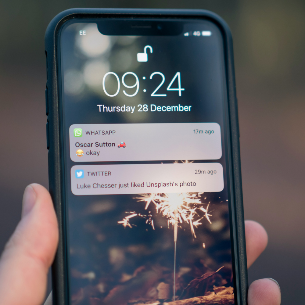 Un teléfono móvil mostrando notificaciones positivas